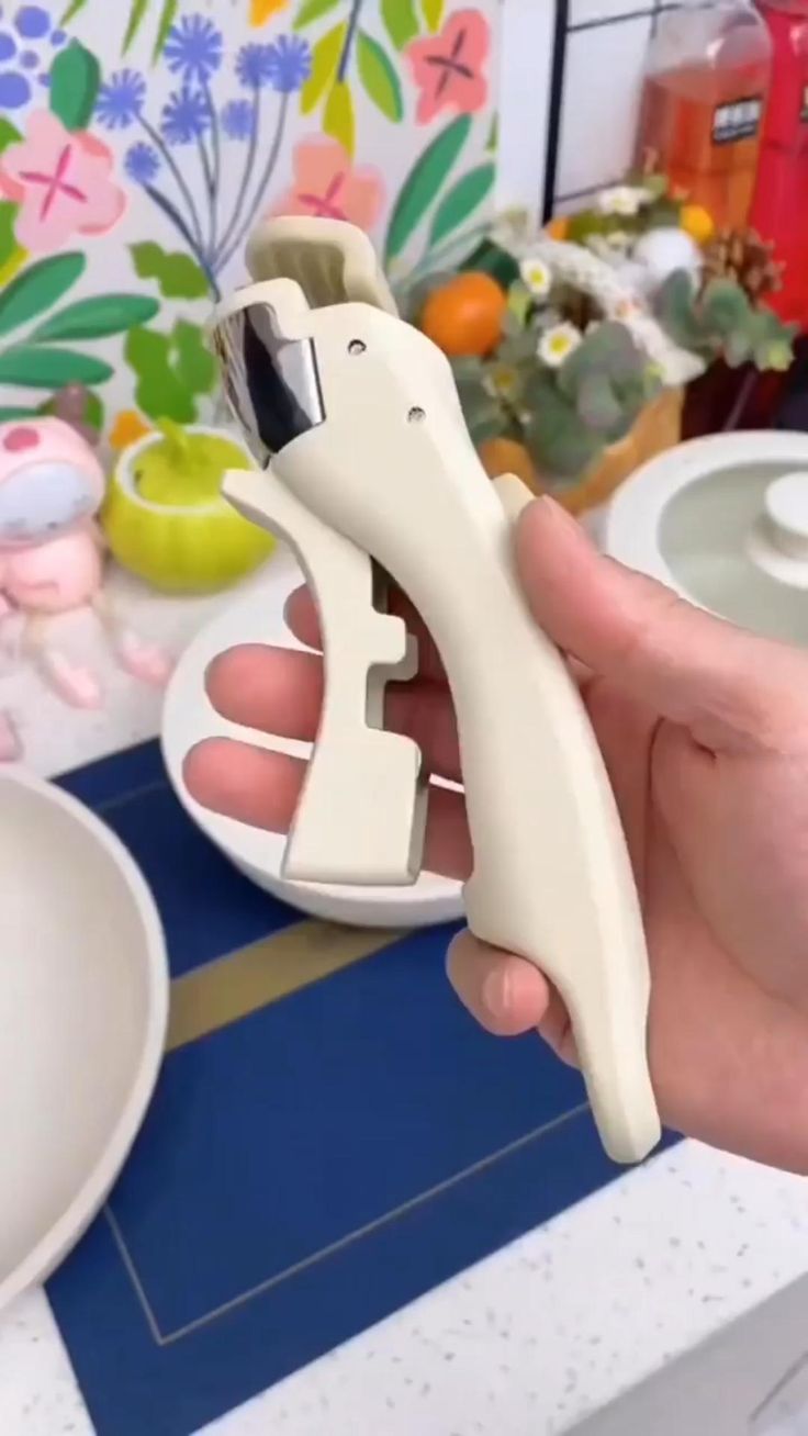 Profesyonel Kıskaçlı Tencere Tava Tutucu – Isıya Dayanıklı, Güvenli Kavrama 722197