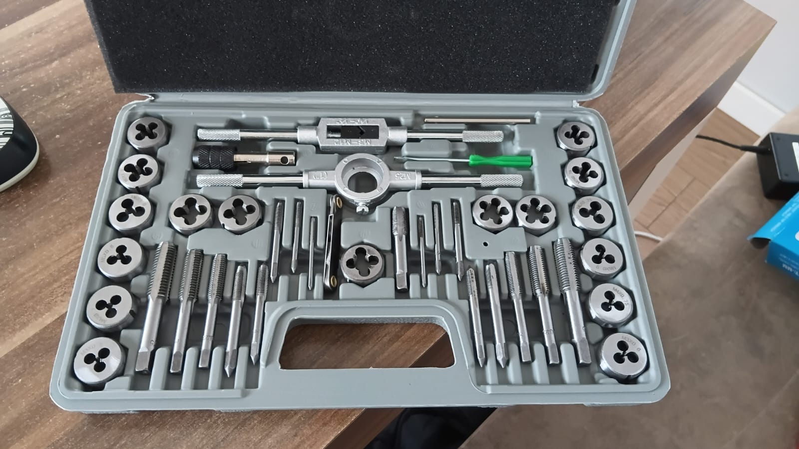 40 Parça Profesyonel Metrik Ters Kılavuz ve Pafta Seti   - Hassas Diş Açma ve Onarım Takımı 722631